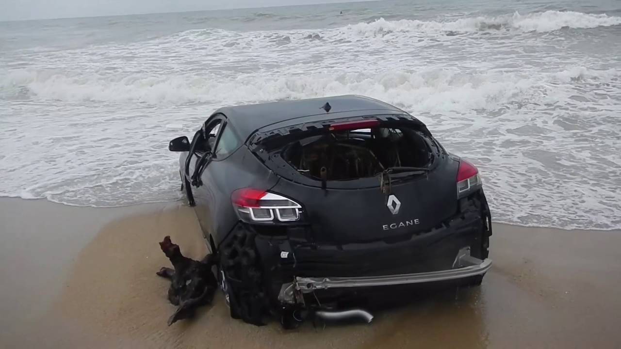 Cotxes embarrancats a la platja de Vilassar de Mar (Tempesta 12-X-2016) [amb llum de dia] de Revista Tresdeu