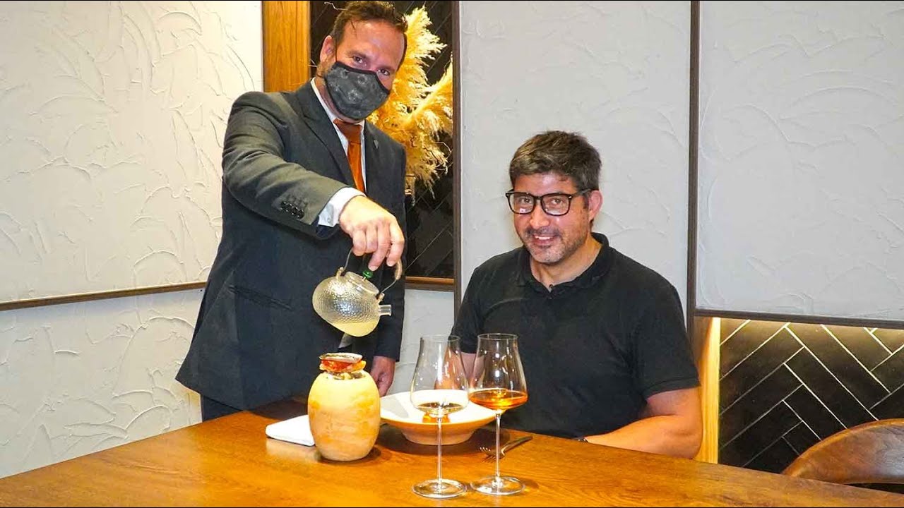 Mr Vin tasta vins de la DO Catalunya en un restaurant amb estrella Michelin de Enoturista