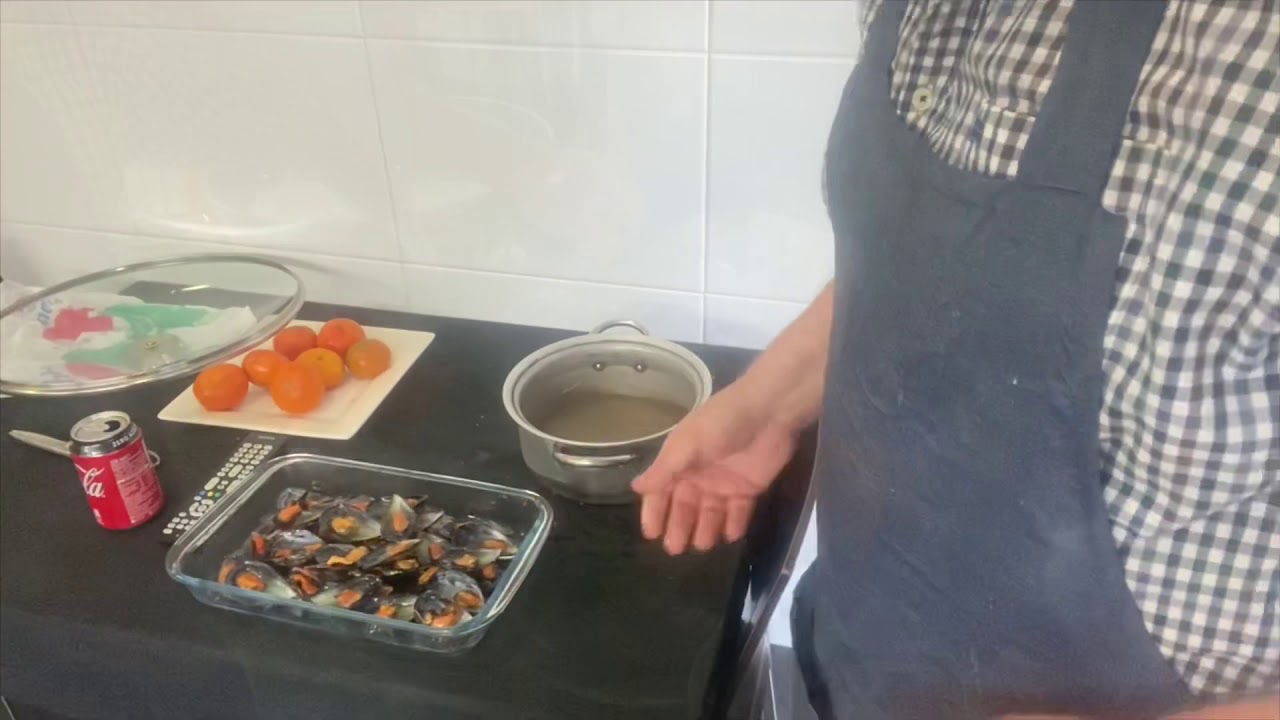 Gambes a la sal i calamars caramelitzats amb ceba, acompanyats d’uns musclos al vapor de La cuina d’en Jordi