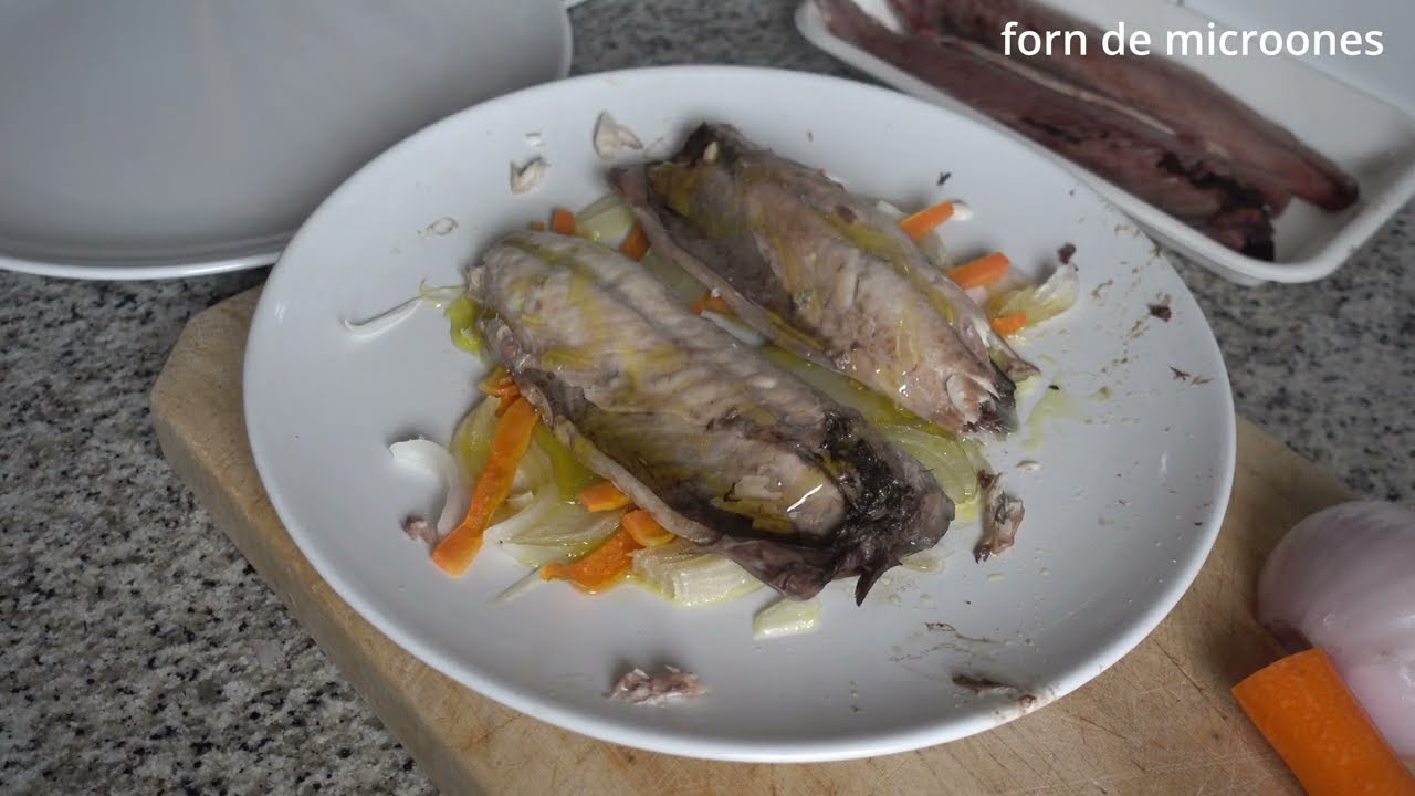 Peix al forn de microones: verat, ceba, pastanaga i oli. Sempre amb El Cuiner Mut de El cuiner mut