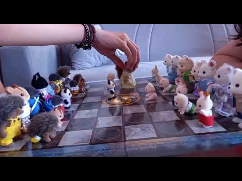 Sylvanian Families. Una partida d'escacs entre Bilbo i Joan, dedicada a Josep. PART 1 de Albert Donaire i Malagelada