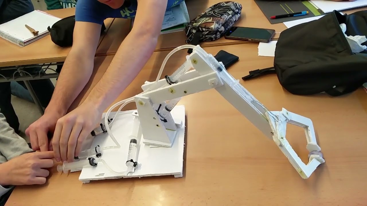 Braç robòtic hidràulic artesanal de Xavier Àgueda COMPETIC